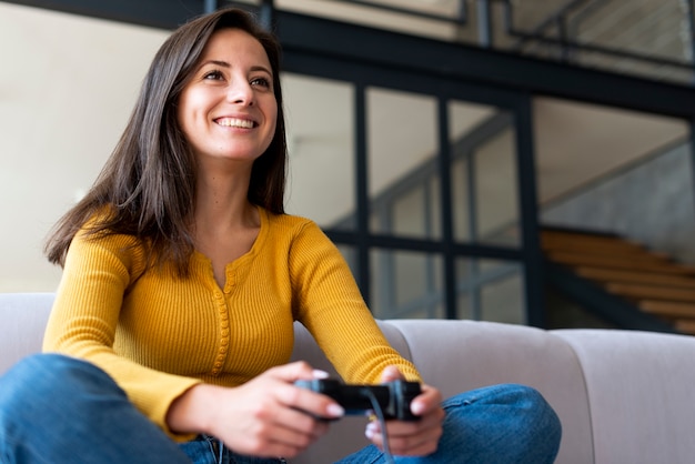 Foto gratuita mujer divirtiéndose jugando videojuegos