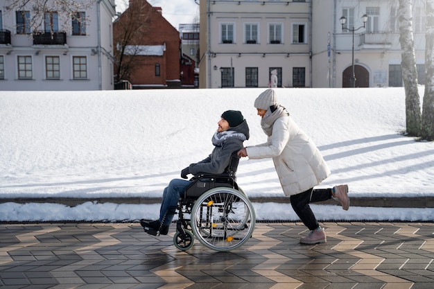 Mujer divirtiéndose con su amiga discapacitada