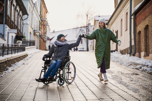 Mujer divirtiéndose con su amiga discapacitada