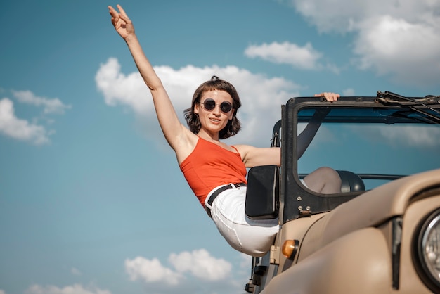 Mujer divirtiéndose viajando en coche