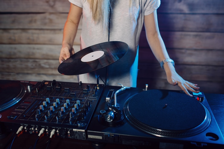 Foto gratuito mujer dj linda divirtiéndose tocando música en una fiesta del club