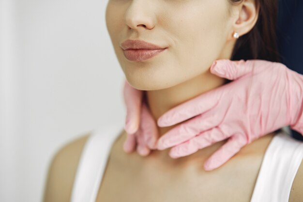 Mujer con un doctor en estudio de cosmetología