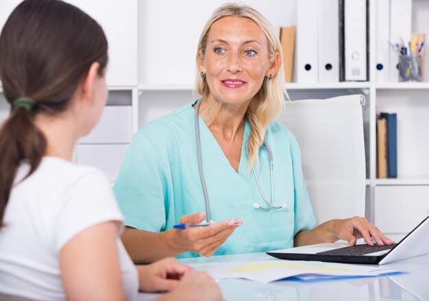 Mujer, doctor, trabajando, paciente, oficina