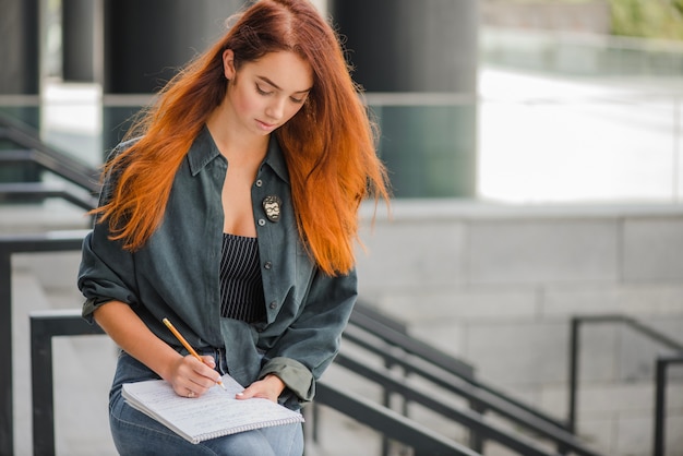 Mujer con documentos en las escaleras