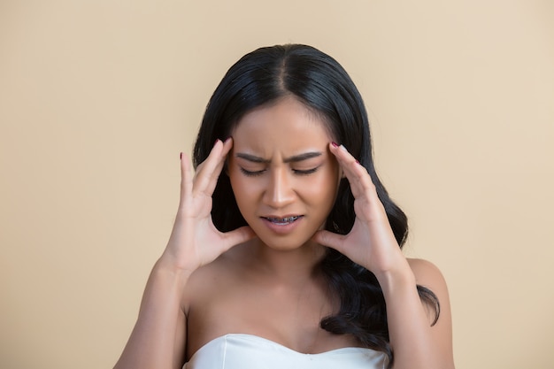 Mujer con dolor de cabeza