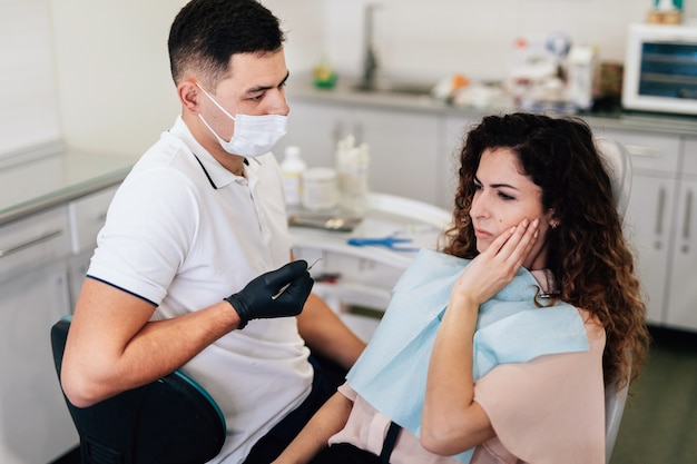 Mujer con dolor de muelas en el dentista