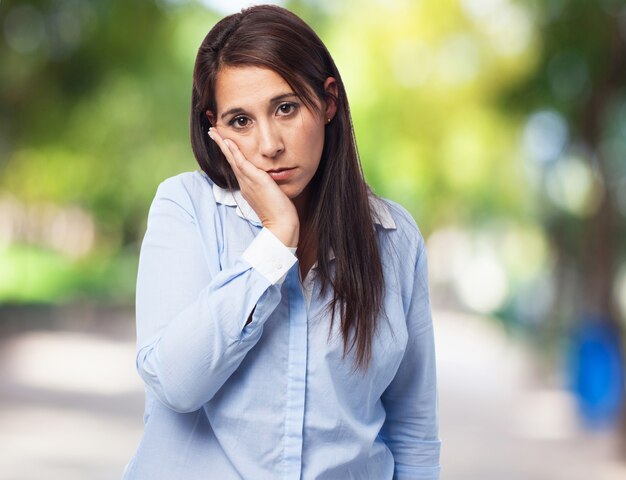 Mujer con dolor de muelas