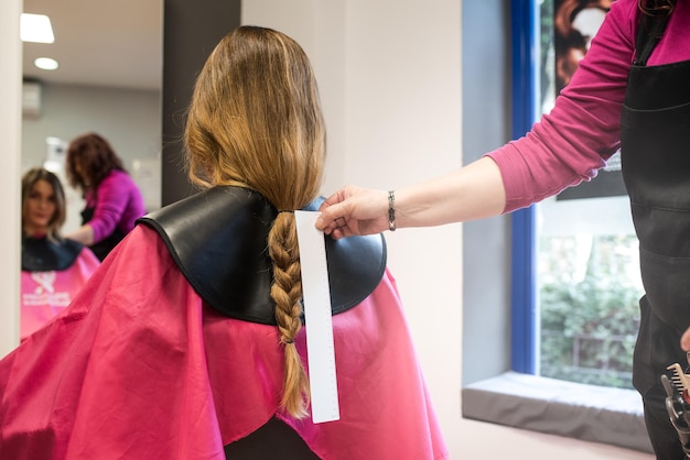 Mujer donando cabello para el cáncer