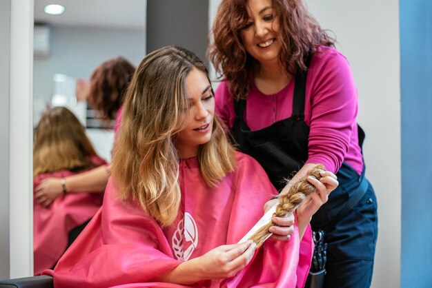 Mujer donando cabello para el cáncer