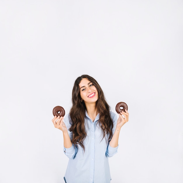 Foto gratuita mujer con donuts en las manos