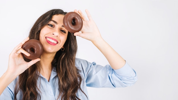 Foto gratuita mujer con donuts