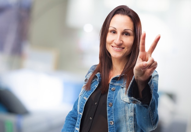 Mujer con dos dedos levantados