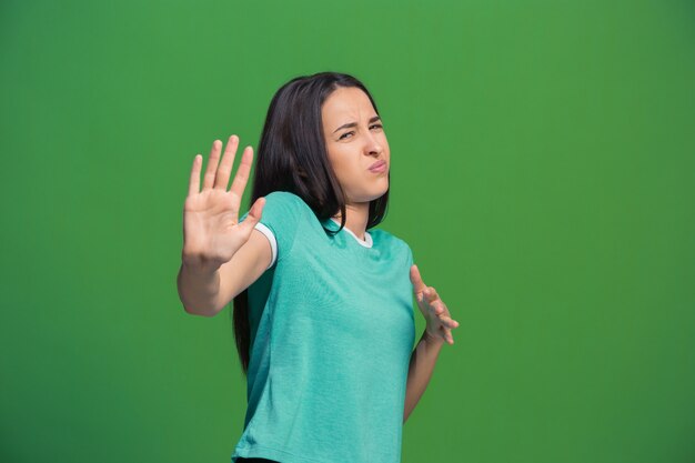 Mujer dudosa con expresión pensativa haciendo elección.