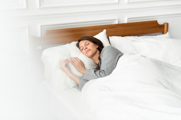 Mujer durmiendo en la cama el fin de semana