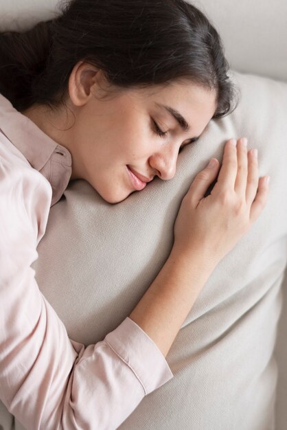 Mujer durmiendo cómodamente en su almohada