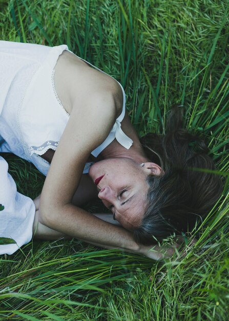 Mujer durmiendo sobre hierba