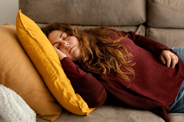 Foto gratuita mujer durmiendo en el sofá