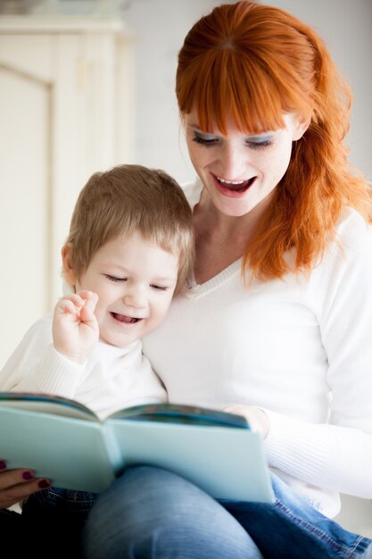 Mujer e hijo sonriendo