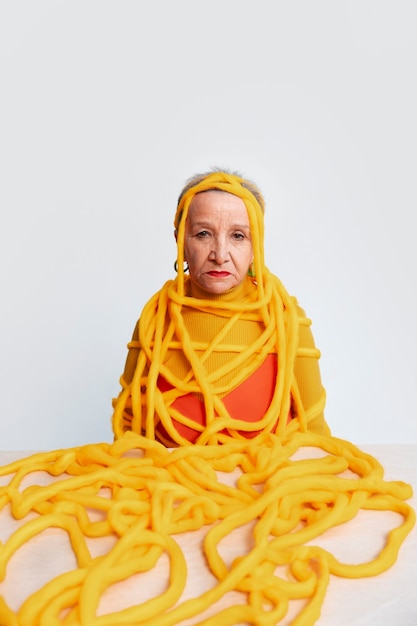 Mujer de edad mediana posando en el estudio