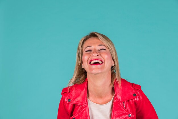 Mujer de edad riendo en ropa roja