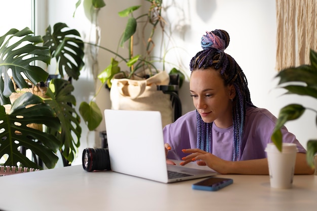 Mujer editando sus fotos de productos