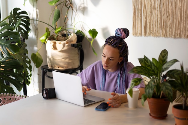 Mujer editando sus fotos de productos