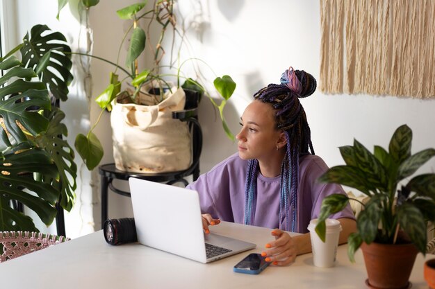 Mujer editando sus fotos de productos