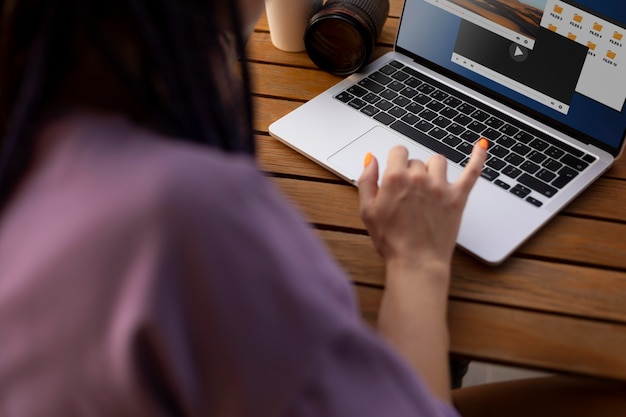 Mujer editando sus fotos de productos