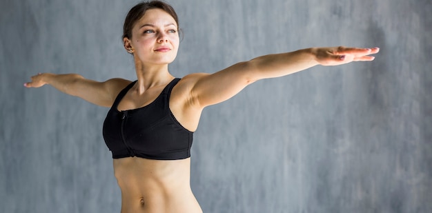 Foto gratuita mujer ejecutando una extensión lateral del brazo