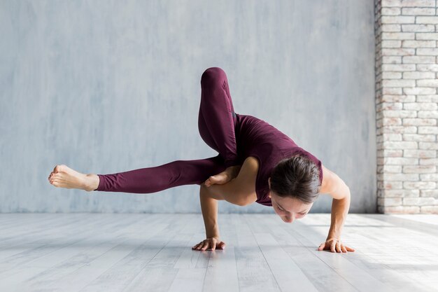 Mujer ejecutando una pose de yoga central