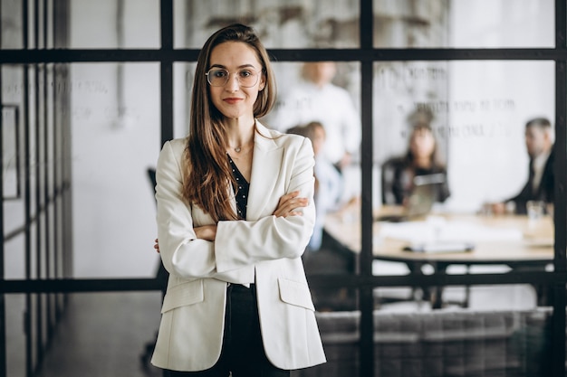 Foto gratuita mujer ejecutiva de negocios en una oficina