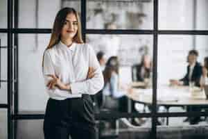 Foto gratuita mujer ejecutiva de negocios en una oficina