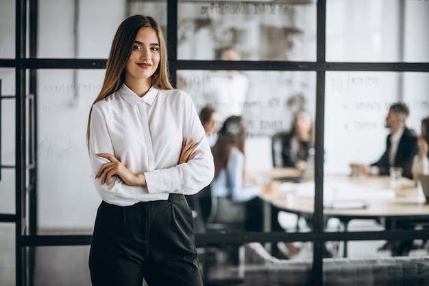 Mujer ejecutiva de negocios en una oficina