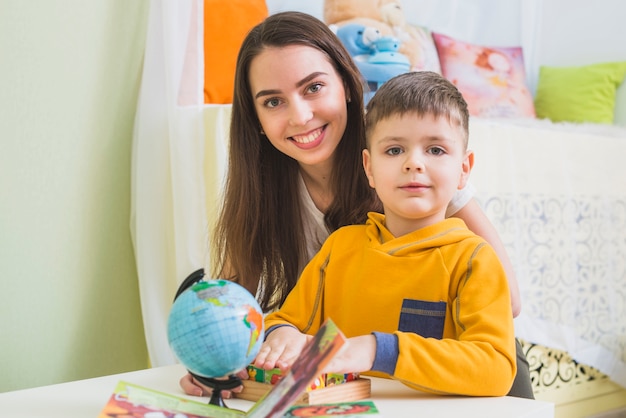 Mujer ejerciendo juguetes con hijo