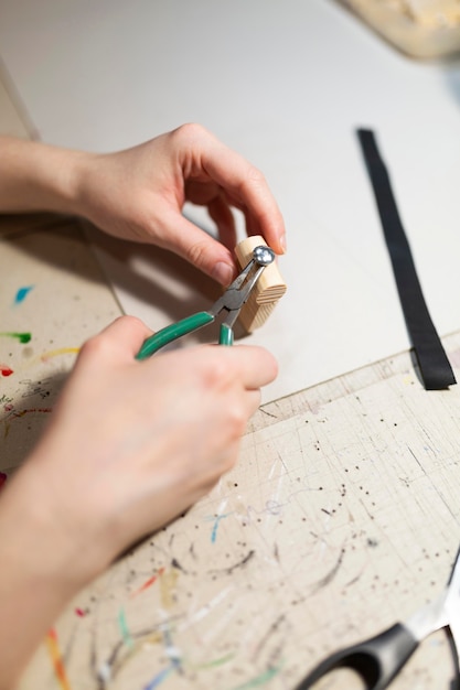 Mujer elaborando una pieza de madera