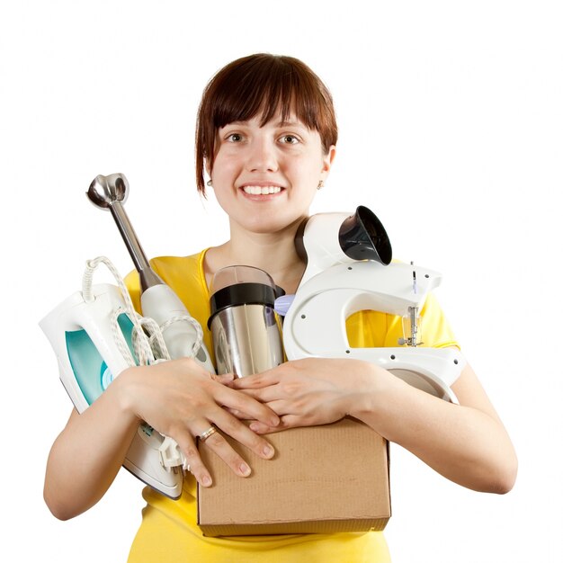 Mujer con electrodomésticos en blanco