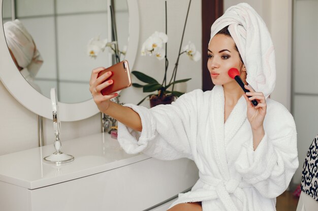 mujer elegante en bata de baño