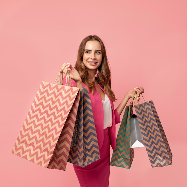 Mujer elegante con bolsas de la compra.