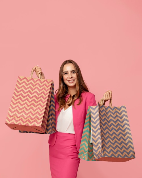 Mujer elegante con bolsas de la compra.