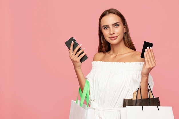 Mujer elegante con bolsas de la compra.