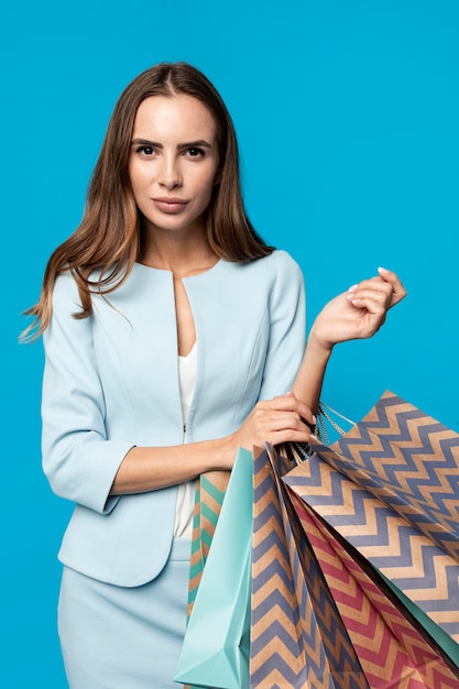 Foto gratuita mujer elegante con bolsas de la compra.