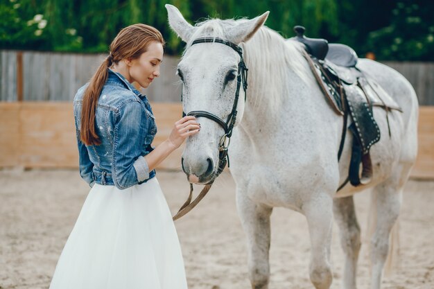 mujer elegante con caballo