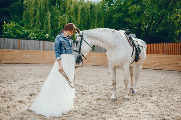 mujer elegante con caballo