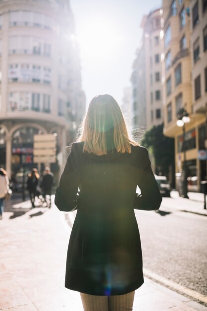 Mujer elegante en la calle en un día soleado