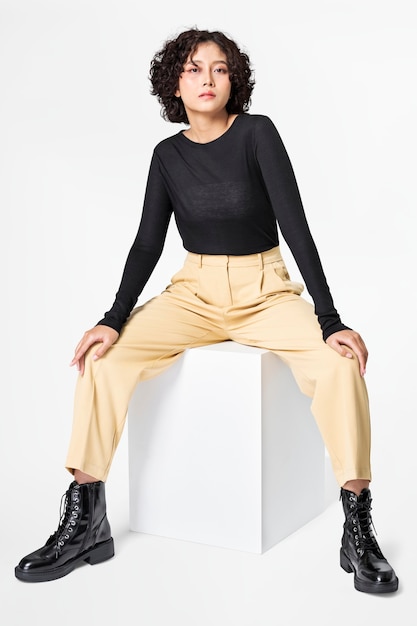 Mujer elegante en camiseta negra de manga larga y pantalones beige ropa casual de cuerpo completo de moda Foto Gratis