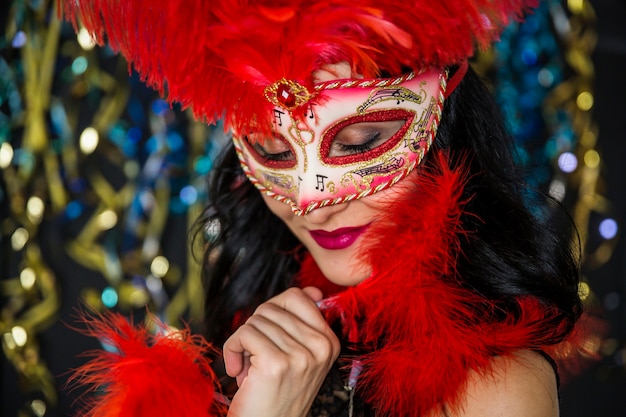 Mujer elegante celebrando el carnaval de venecia