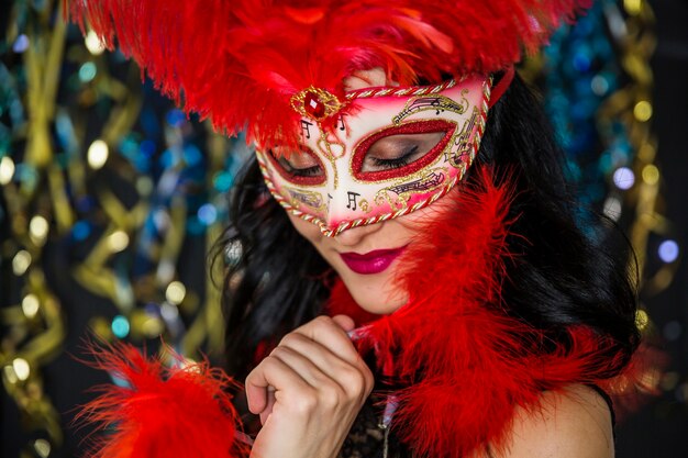 Mujer elegante celebrando el carnaval de venecia