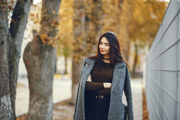 Mujer elegante en una ciudad de otoño