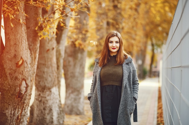 Mujer elegante en una ciudad de otoño