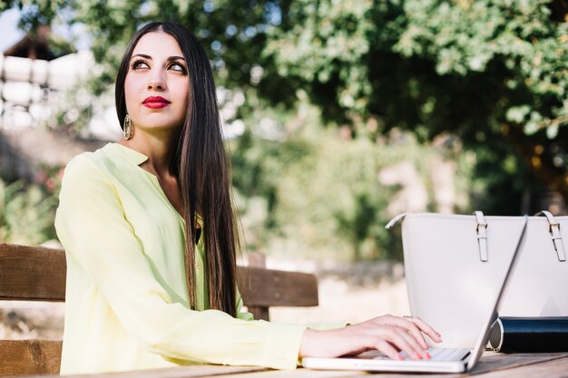 Mujer elegante en la computadora portátil